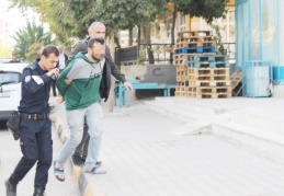 Annesini ve kız kardeşlerini silahla rehin aldı