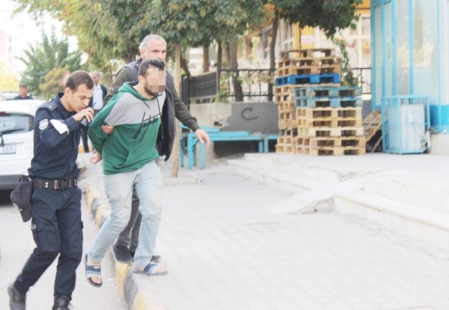 Annesini ve kız kardeşlerini silahla rehin aldı