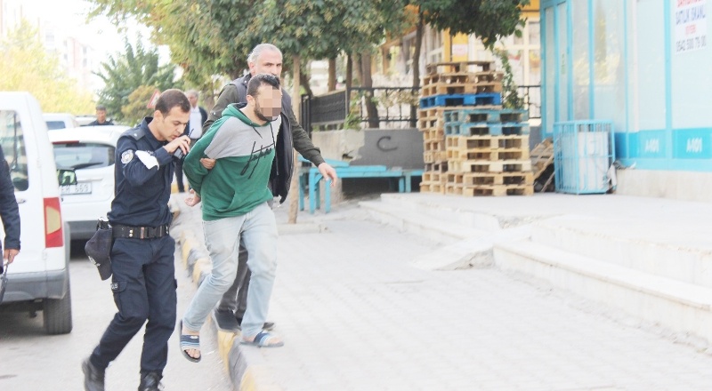 Annesini ve kız kardeşlerini silahla rehin aldı