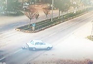 Annesinin elinden kaçan çocuğu sürücünün ani manevrası kurtardı