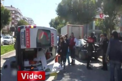Antalya&#039;da ambulansla otomobil çarpıştı: 1 ölü