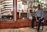 Antika eserlerle iş yerinde küçük bir müze oluşturdu