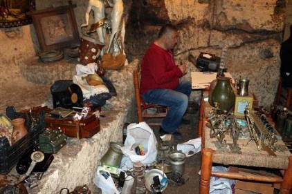 Antika eşyalar açık arttırmayla satılıyor