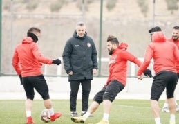 Antrenman ısınma ve 5'e 2 pas çalışmalarıyla başladı