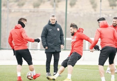 Antrenman ısınma ve 5'e 2 pas çalışmalarıyla başladı