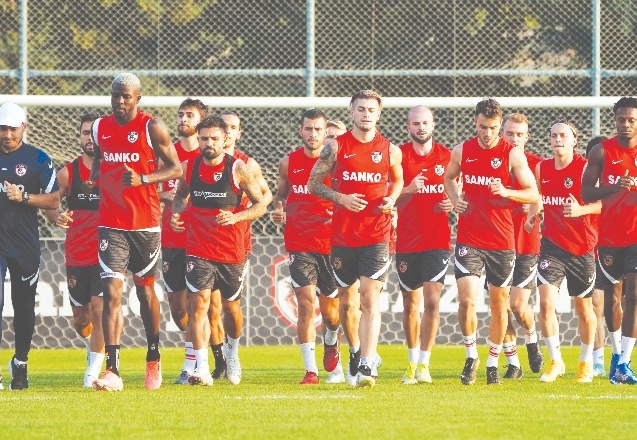 Antrenman öncesi doğum günü kutlamaları yapıldı