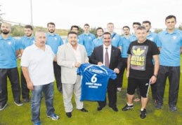 Antrenman sahasında sporcu dayanışması