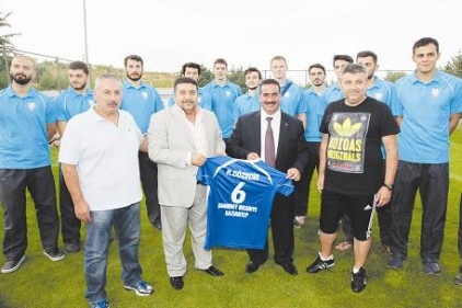 Antrenman sahasında sporcu dayanışması