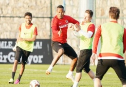 Antrenmana izinli olan Kerim Avcı, Moussa Sow, Günay Güvenç ve Rıdvan Şimşek katılmadı