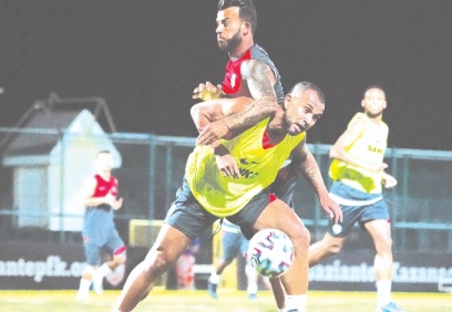 Antrenmana, milli takımlardaki Maxim ve Tosca dışında tüm futbolcular katıldı