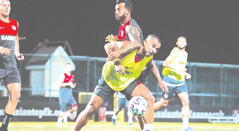 Antrenmana, milli takımlardaki Maxim ve Tosca dışında tüm futbolcular katıldı