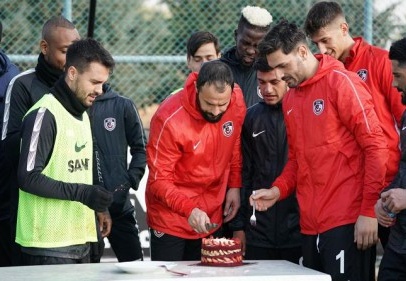 Antrenmanda doğum günü sürprizi