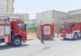 Apartmanın çatısında çıkan yangın korkuttu