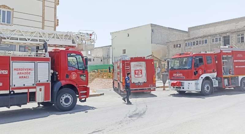 Apartmanın çatısında çıkan yangın korkuttu