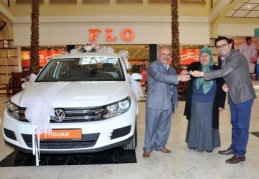 Araba çekilişinin talihlisi anahtarını aldı....