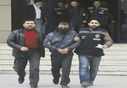 Arabadan para çalan hırsızlar yakalandı 