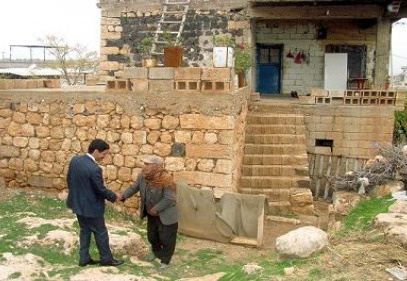 Araban Kaymakamlığı ihtiyaç sahibi ailelere yardım ediyor