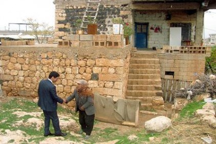 Araban Kaymakamlığı ihtiyaç sahibi ailelere yardım ediyor