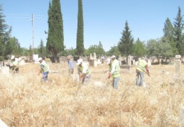 Araban mezarlığı temizleniyor