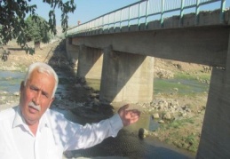 Araban’da 11 köye ulaşım sağlayan köprü kokutuyor 