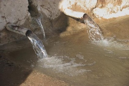 Araban&#039;daki tarihi çeşmeden yıllar sonra su akmaya başladı 