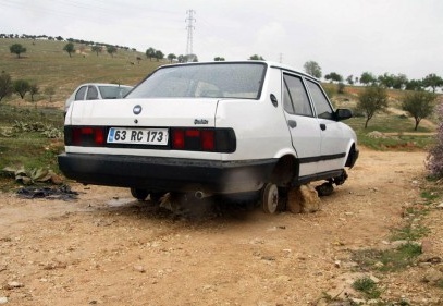 Arabanın 4 tekerini de çaldılar