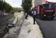 Arabanın dereye uçması sonucu 2 kişi yaralandı