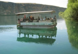Arabanlı esnaf , Fırat Nehri’ndeki Kızılin Kanyonu’nda stres attı