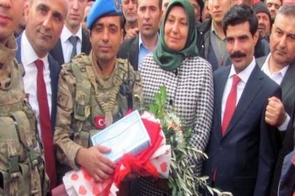 Arabanlılar JÖH ve komandoları karşılamak için sokağa döküldü 
