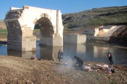 Arabanlılar Şahin&#8217;den Tarihi Köprü  çevresine aile piknik alanı istiyor 