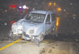 Araç, elektrik direğine çarparak karşı şeride uçtu