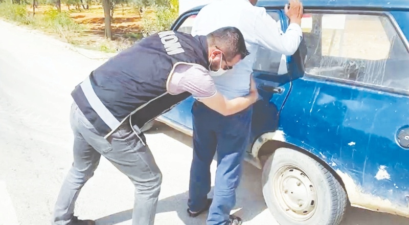 Araç farından kaçak sigara çıktı