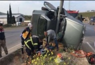 Araç içerisinde sıkışan sürücü ekiplerin çalışmasıyla kurtarıldı 