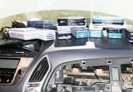 Aracın gizli bölmesinde kaçak telefon yakalandı