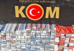 Aracın kaputuna gizlenmiş 2 bin 700 paket kaçak sigara yakalandı
