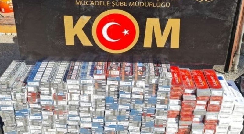Aracın kaputuna gizlenmiş 2 bin 700 paket kaçak sigara yakalandı