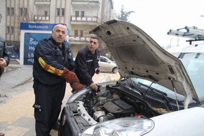 Aracın motoruna giren kedi güçlükle çıkarıldı