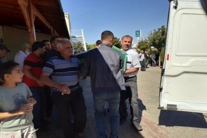 Aracını park etmek isterken yaşlı kadına çarptı 