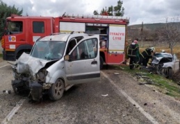 Araçlar kafa kafaya çarpıştı