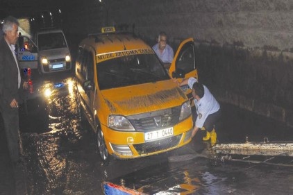 Araçlar tünelde mahsur kaldı