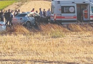 Araçta sıkışan kadın sürücü itfaiyenin yardımıyla kurtarıldı