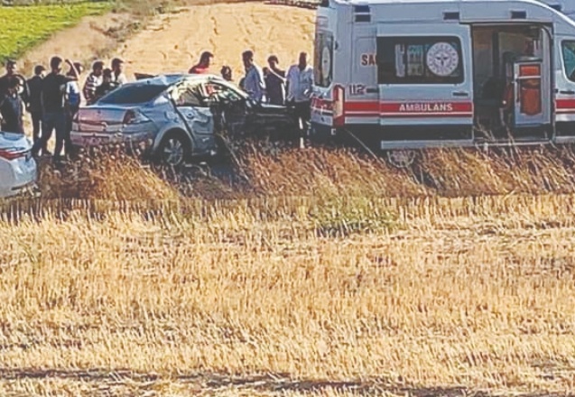 Araçta sıkışan kadın sürücü itfaiyenin yardımıyla kurtarıldı