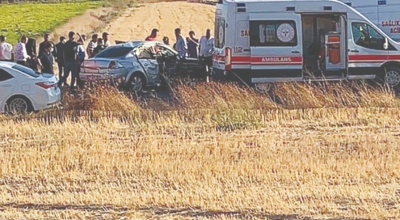 Araçta sıkışan kadın sürücü itfaiyenin yardımıyla kurtarıldı