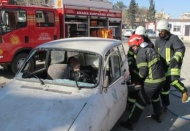 Araçta sıkışan yaralı böyle çıkarıldı 