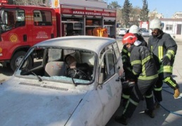 Araçta sıkışan yaralı böyle çıkarıldı 