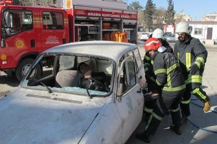 Araçta sıkışan yaralı böyle çıkarıldı 