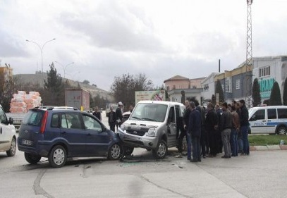 Araçta sıkışanları itfaiye kurtardı