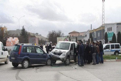 Araçta sıkışanları itfaiye kurtardı