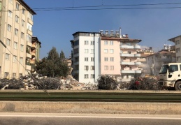Aradan 15 gün geçti halen enkaz kaldırılamadı
