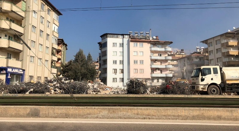 Aradan 15 gün geçti halen enkaz kaldırılamadı